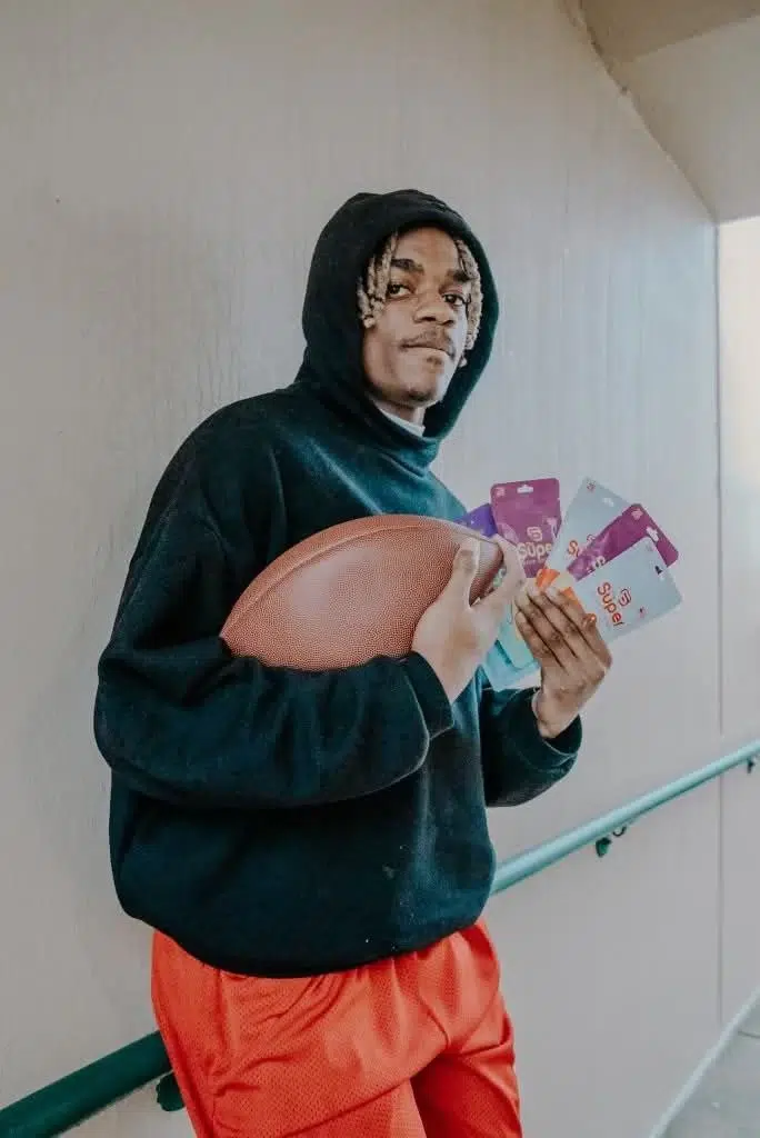 Personne tenant un ballon et des cartes-cadeaux