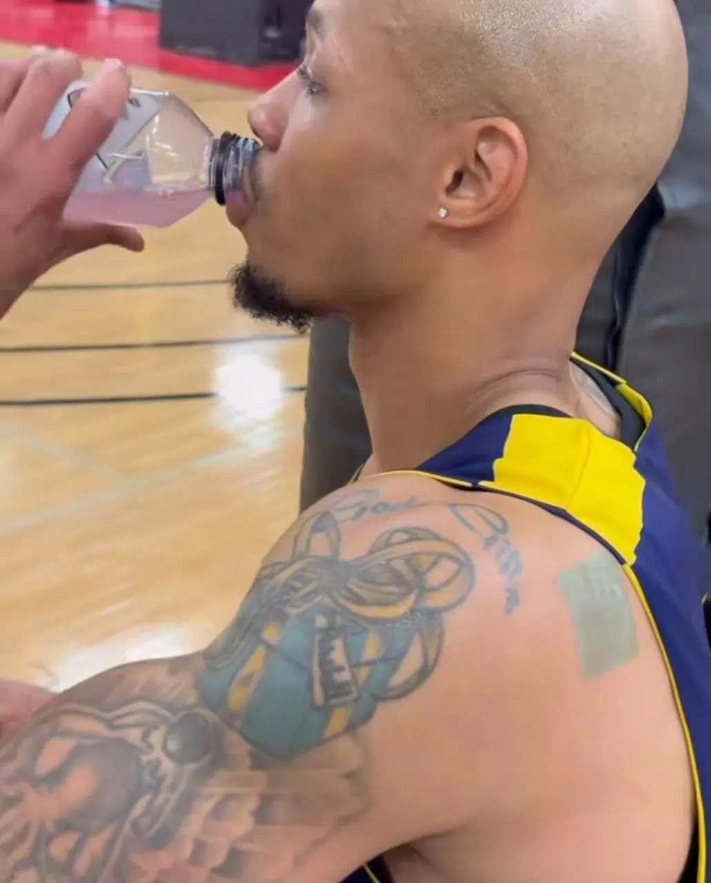 Joueur de basket buvant une boisson