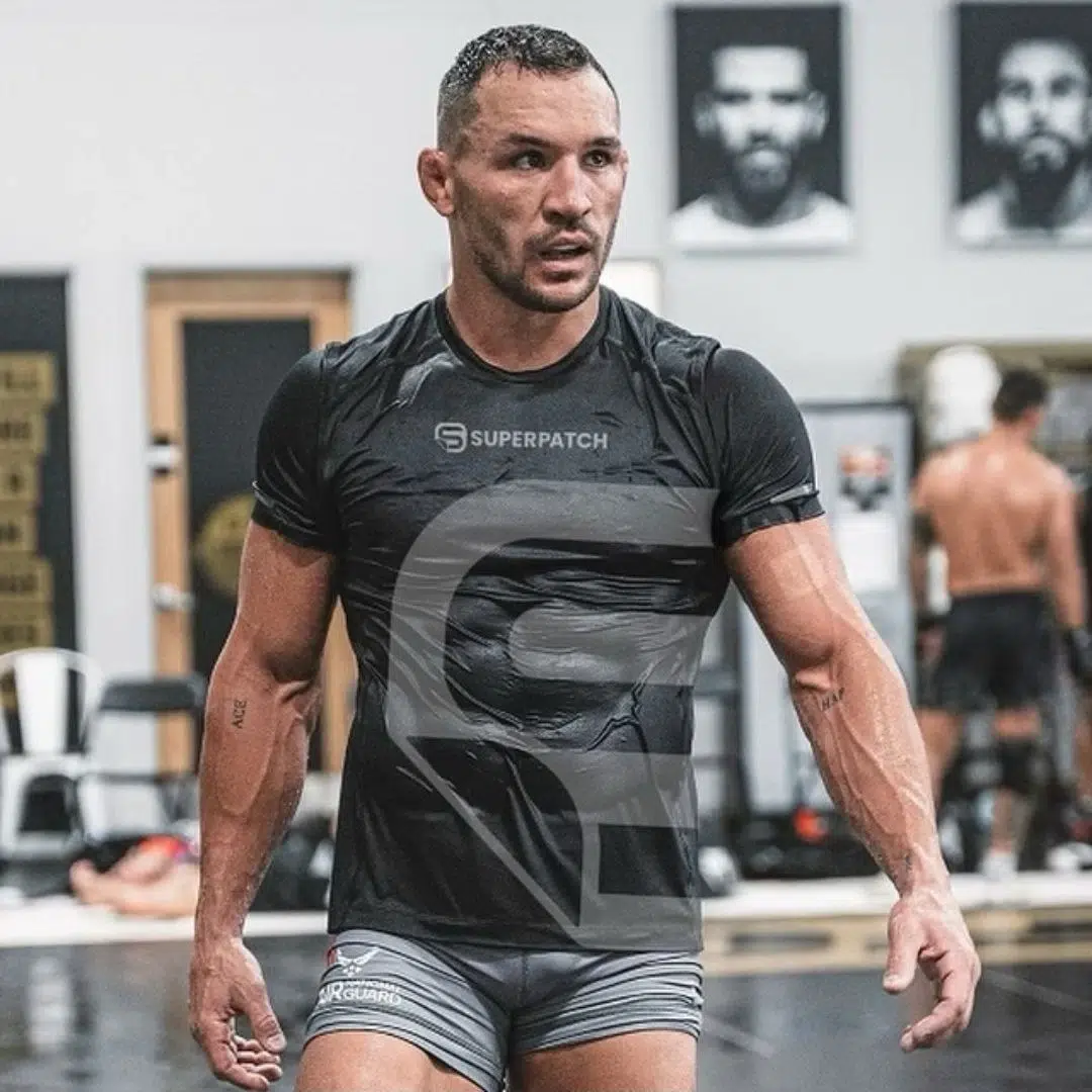 Homme musclé en tenue de sport